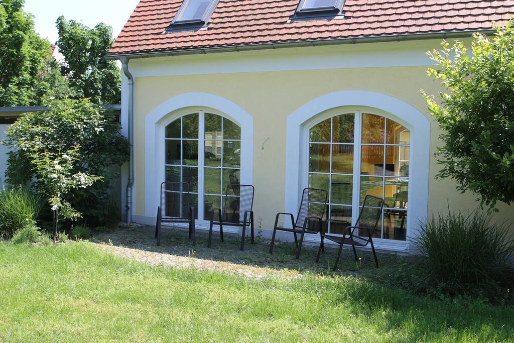 Kleine Terrasse hinter dem Haus