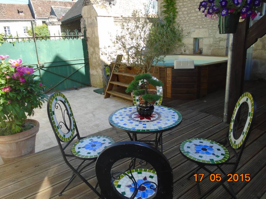 patio fleuri avec piscine chauffée non couverte