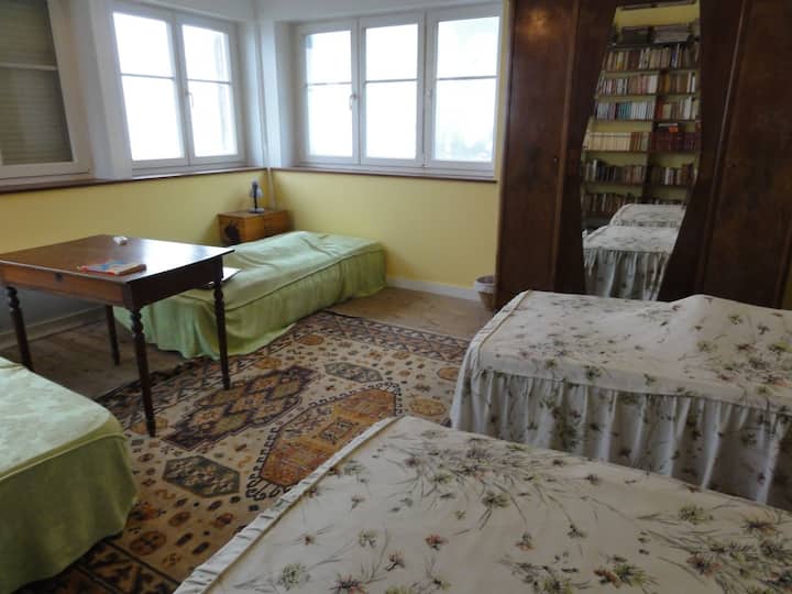 ห้องนอนที่เรียกว่า "Belvédère" พร้อมวิวทะเล 180 องศาและห้องอาบน้ำฝักบัว