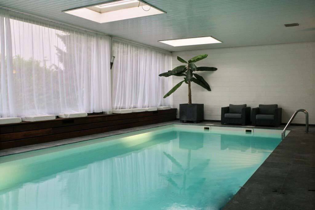 Piscine intérieure donnant sur le salon