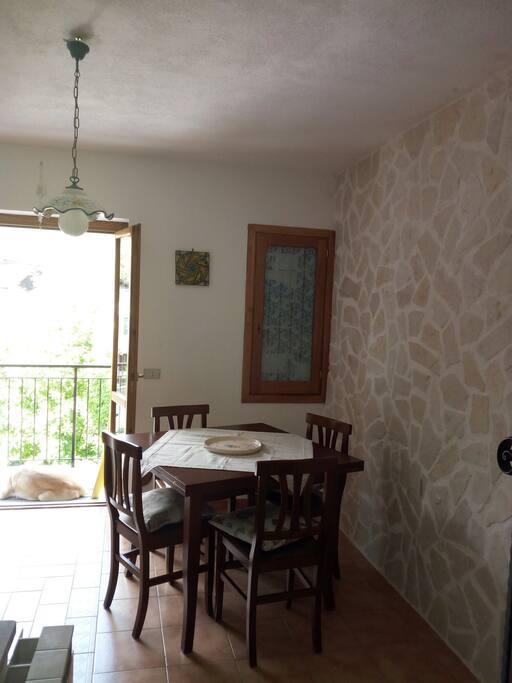 zona pranzo con tavolo allungabile all' occorrenza