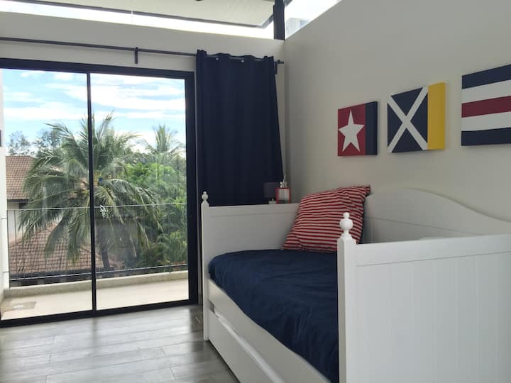 Dormitorio 3. Piso superior. 2 camas individuales de tamaño adulto. Con baño privado.