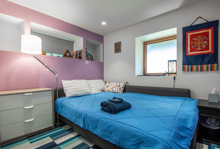 По - малко от две спални, показани с разтегателен диван. Включва термостат в стаята, скрин, кутии за книги, закачалки за дрехи и нощно шкафче. 