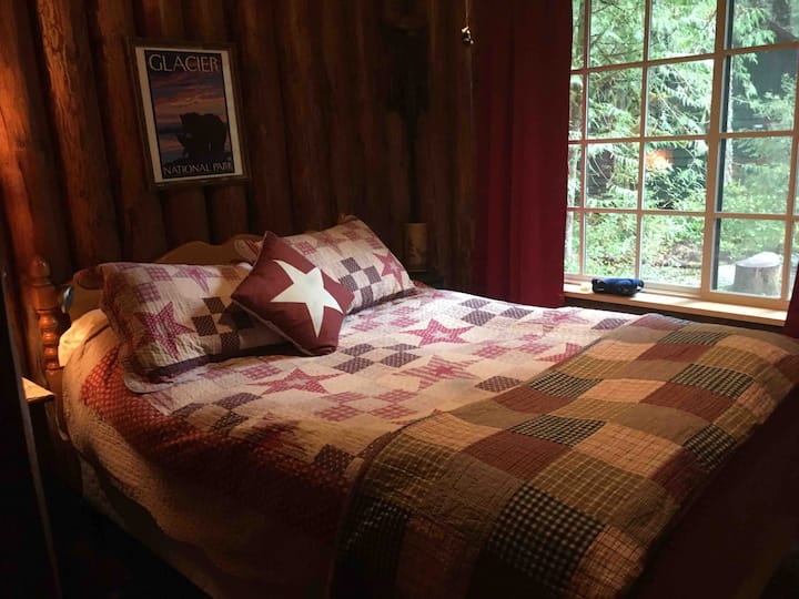 La sala de osos. ¡Para el durmiente caliente! Vistas de la montaña Zigzag desde la ventana. Esta es la cama más suave. ( mi favorita)