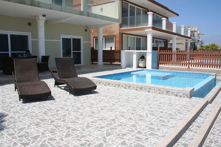 Entire home with 2 bedrooms in portovejo - Luxury Beachfront condo - Villa Nautica