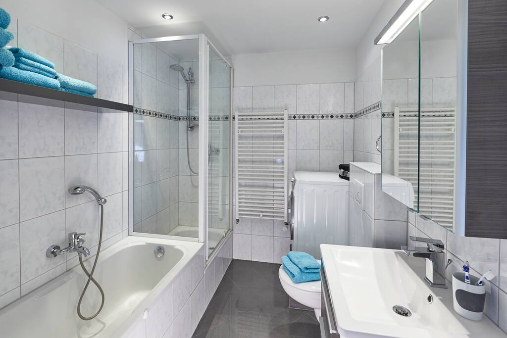 Hübsches Bad mit Dusche, Waschmaschine/ Trockner
Nice bathroom with shower, washing machine/tumbler