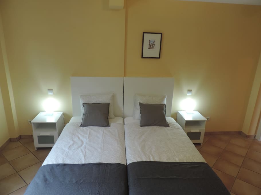 2 camas individuales XL (90x200cm/180x200cm)