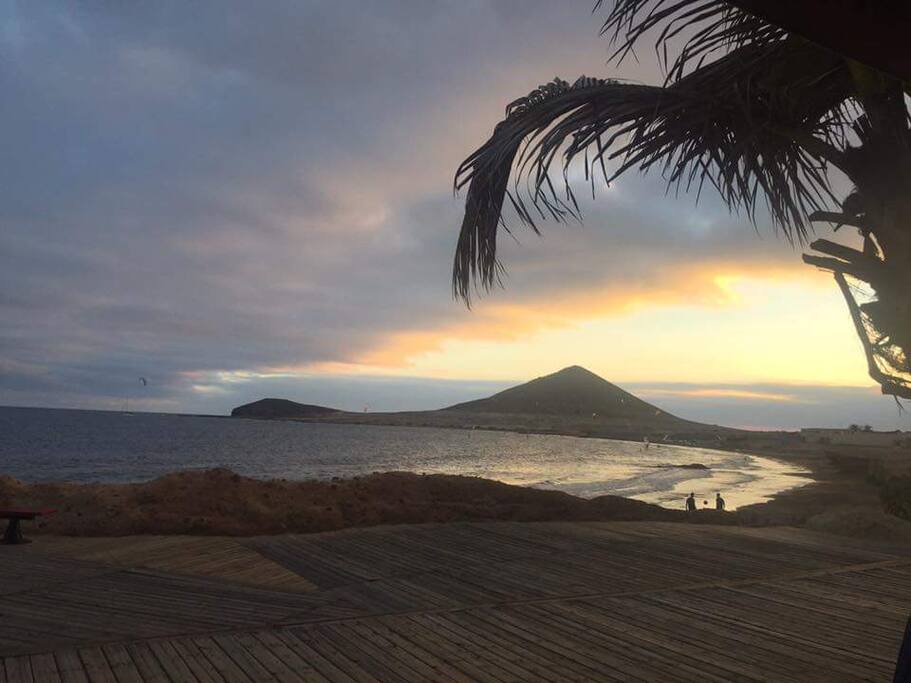 VIstas de la playa del Médano de noche