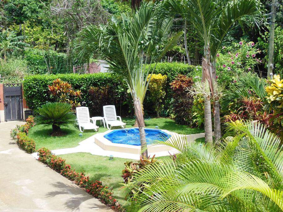 Giardino con vasca idromassaggio