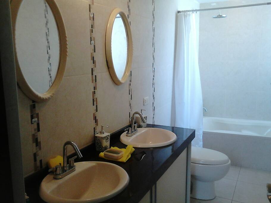 Baño completo con ducha.