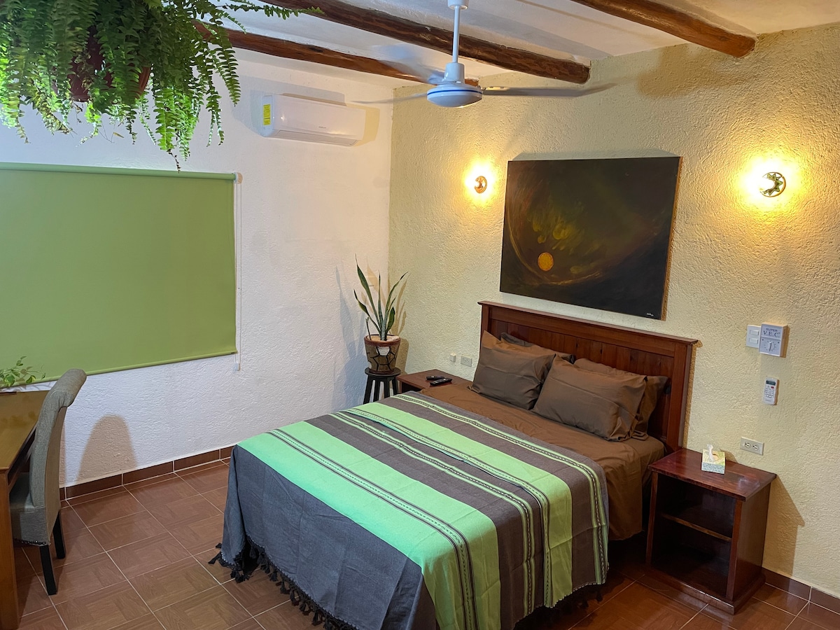 בחדר השינה הראשי יש מיטת קווין סייז, מאוורר ומיזוג אוויר.