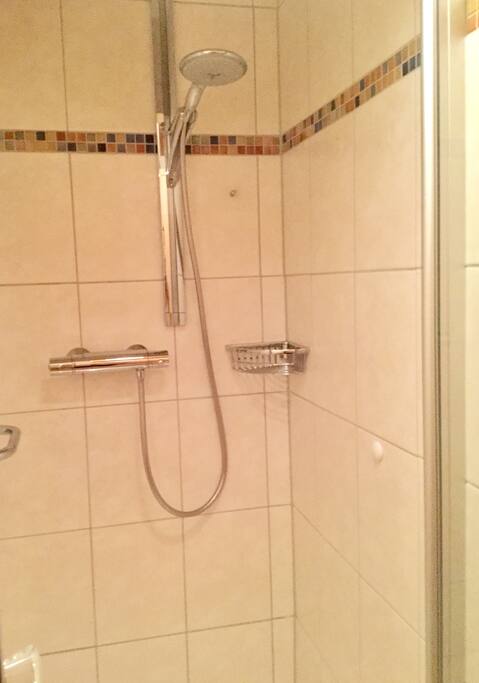 Moderne Dusche für die Gäste
