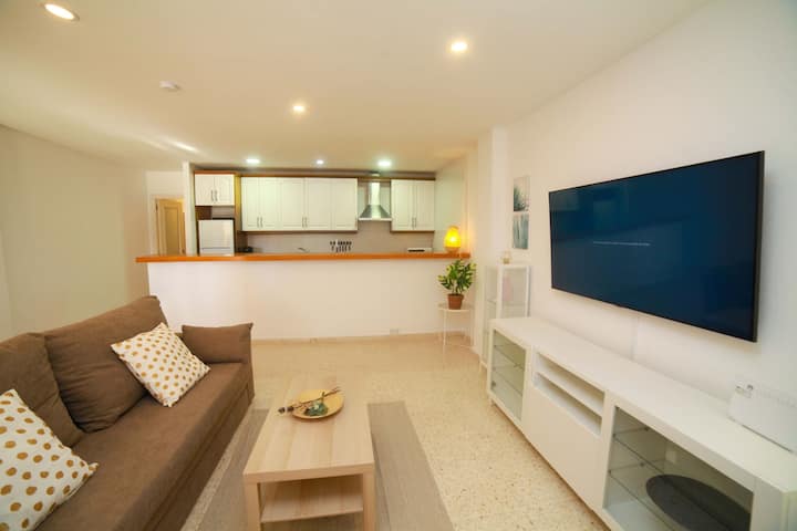 Dhomë ndenjjeje dhe kuzhinë. 