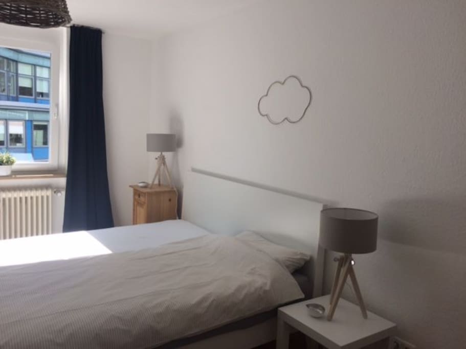 Schlafzimmer mit großem bequemem Bett