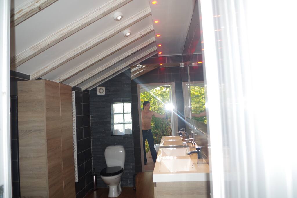 Salle d'eau avec douche à l'italienne et vasque simple