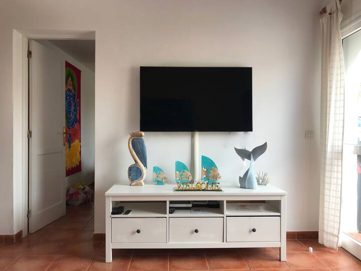 German TV via satellite, 1000 Mbit internet via fiber, Spanish TV from Movistar incl. Champions League.