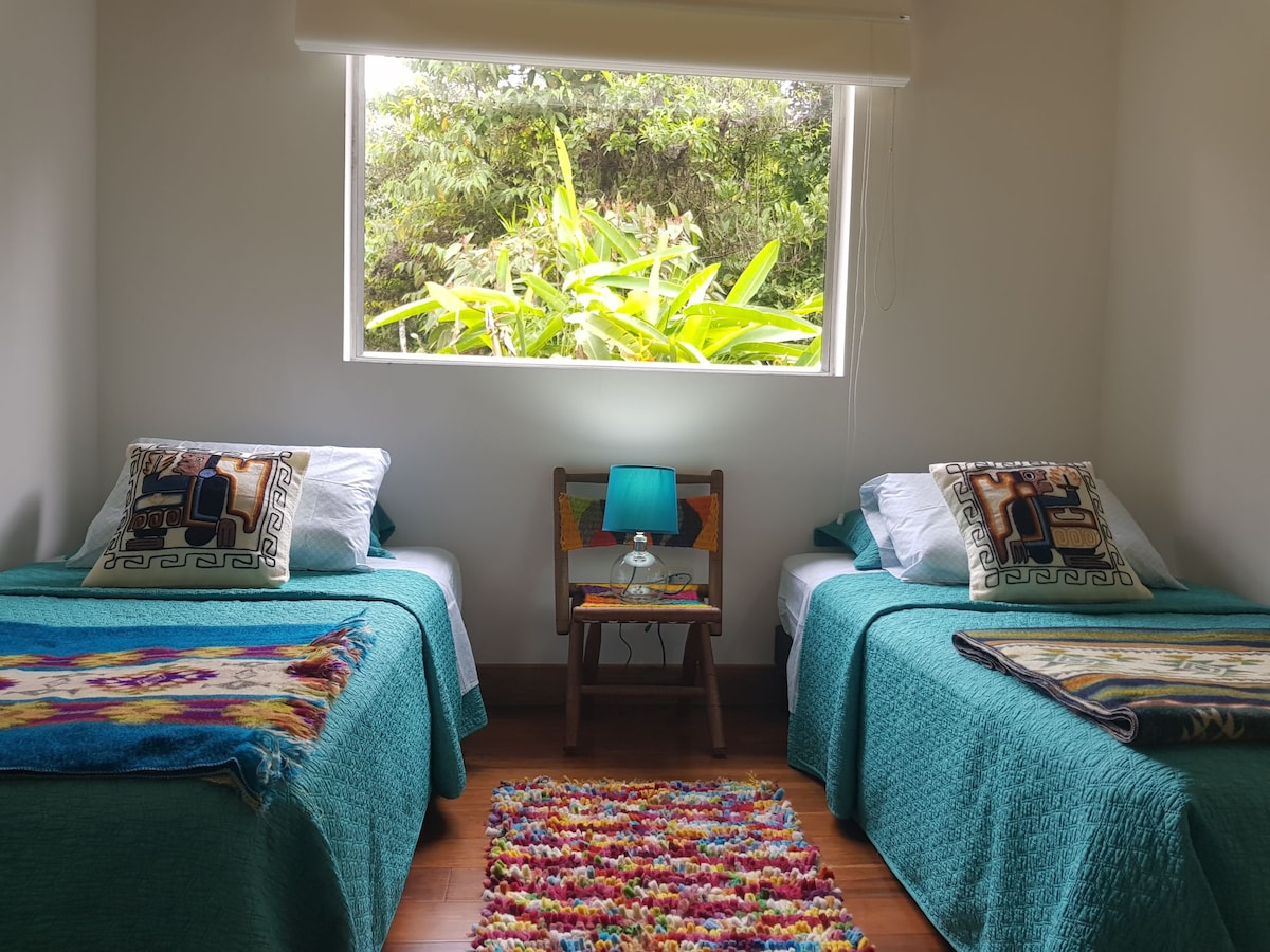 Zwei Einzelbetten (können kombiniert werden) im hellen zweiten Schlafzimmer (mit Jalousien) 