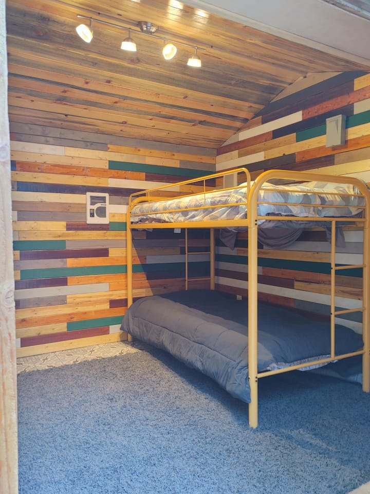 Kuća na kat s krevetima na kat!