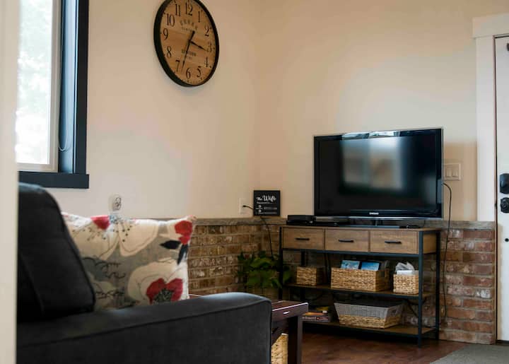 Modern Lofted Guest House - Terrebonne, OR