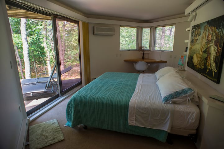Tercer dormitorio con cama tamaño king o dos camas individuales más aire acondicionado y terraza.
