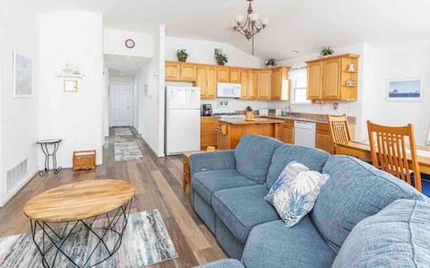 Gorgeous Condo just steps to Beach and Boardwalk!