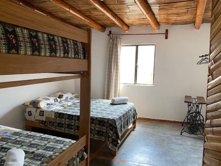 Prostori u bungalovu B: jedna spavaća soba s 1 bračnim krevetom i 1 brvnarom.