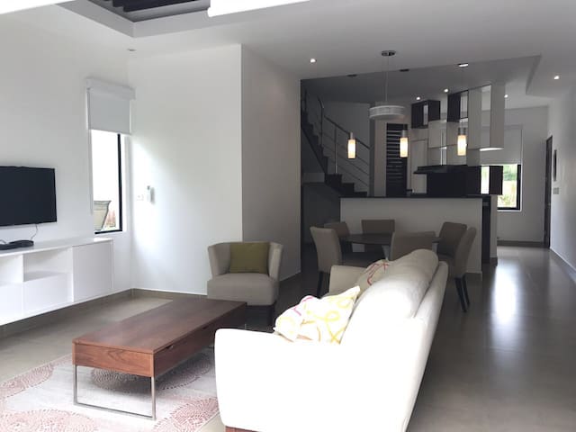 Contemporary Town House Prime Area w/ Pool and Car