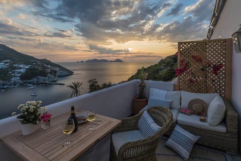 Successful Airbnb property: ALCOVE ON THE SEA 3-marideaponza in Ponza