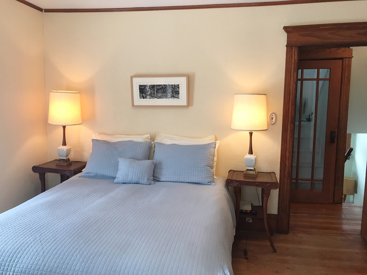 Spálňa 1 s manželskou posteľou Queen.