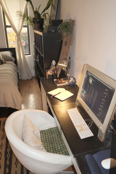 Computer station and stationary
