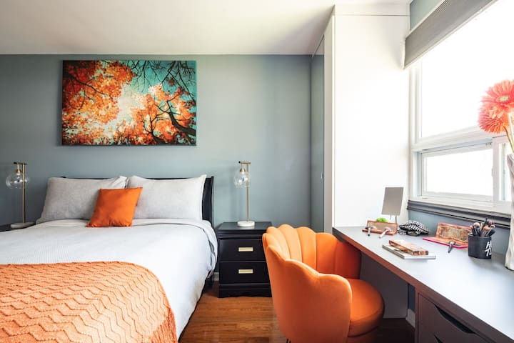 Tasteful decorum 3 bdrm home with coffee &wine bar