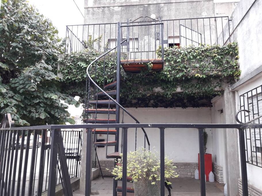 Escalera de acceso al depto.