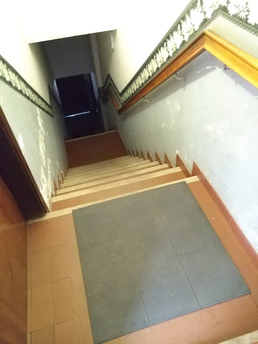 Escalera común para tres departamentos