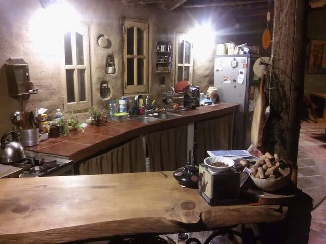 Hermosa casa de barro llena de magia y naturaleza