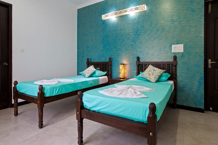 Villa con accesorios modernos, interiores de lujo y amplios dormitorios