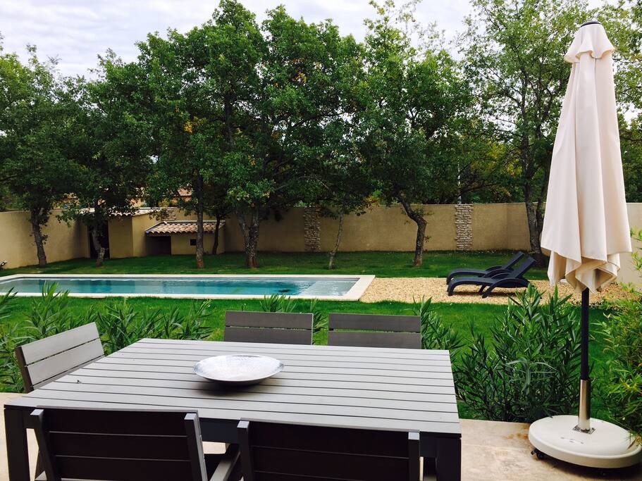 La piscine et le salon d'extèrieur