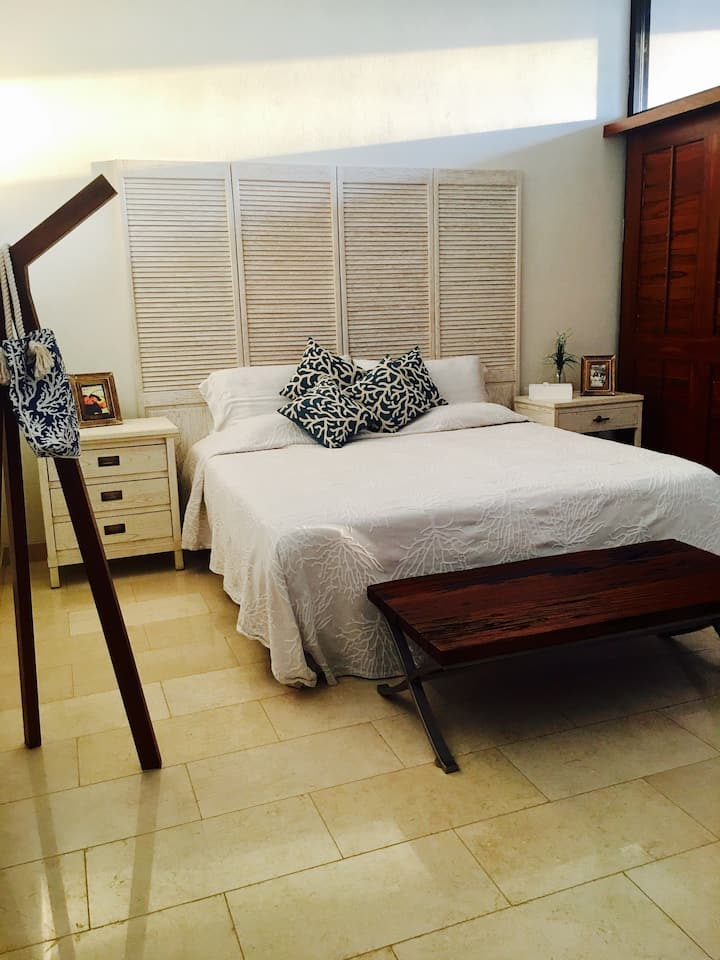 Mwonekano wa bahari mkuu wa chumba cha kulala, kitanda cha ukubwa wa kifalme, mtaro