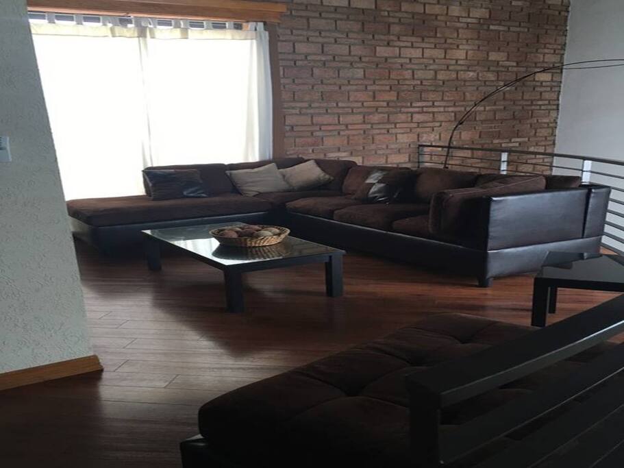 EL ACABADO PREMIUM DE TODOS SUS MUEBLES Y LA LUZ NATURAL QUE BAÑA EL LOFT