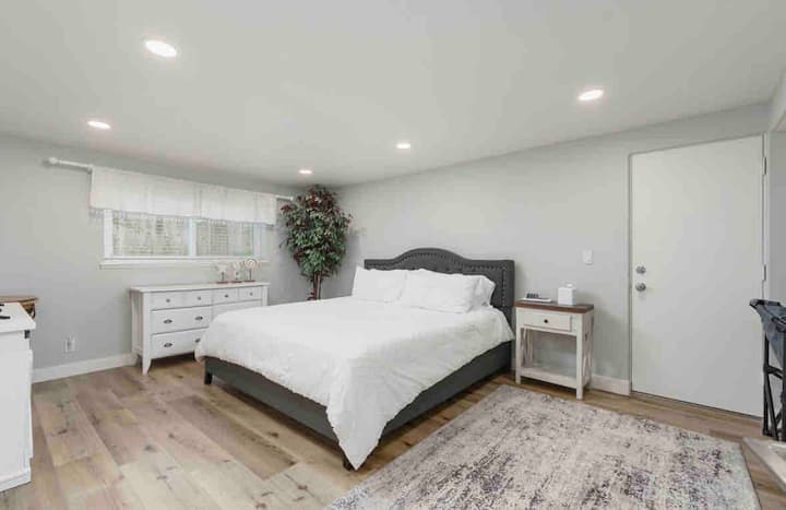 El dormitorio 1 en la primera planta con cama tamaño king y TV inteligente, incluye una pequeña zona de escritorio con silla.
