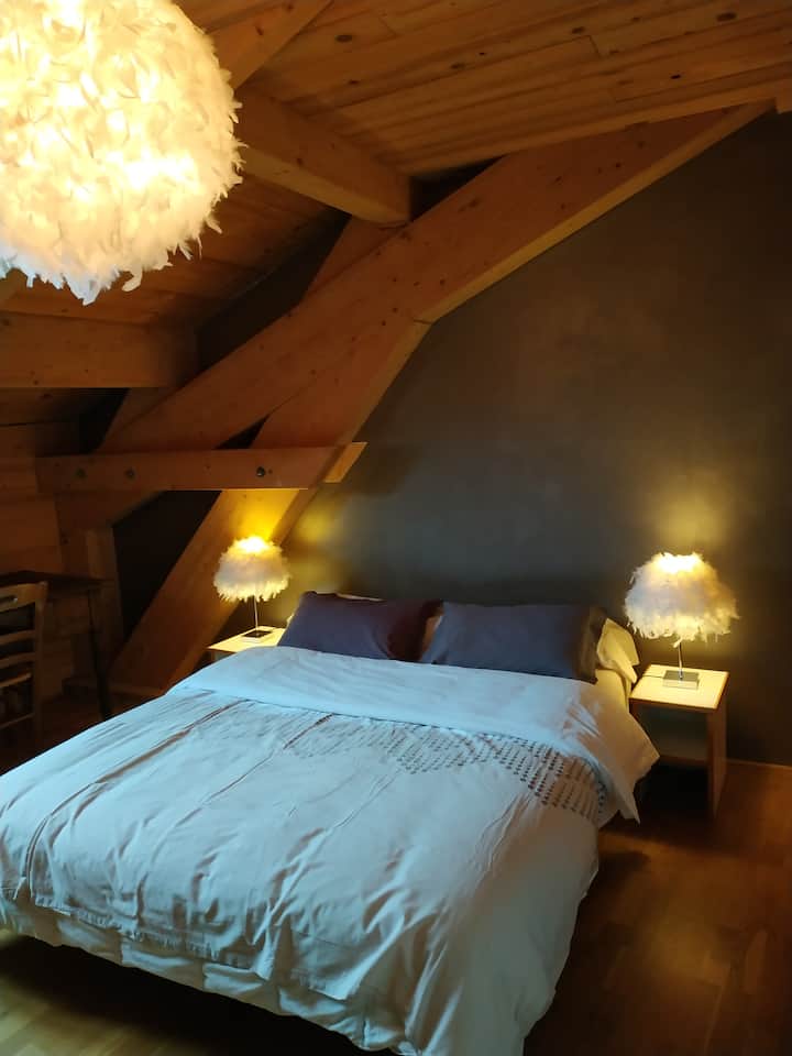 Dhoma e gjumit 2 - 1 krevat 160 + 1 krevat tek + tavolinë + magazinim