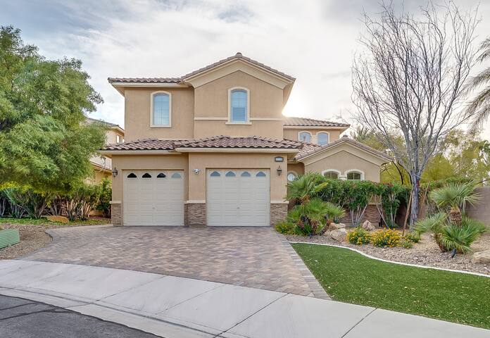 Luxury 3 Bed | 3.5 Bath | Sparkling Heated Pool gallery image 2