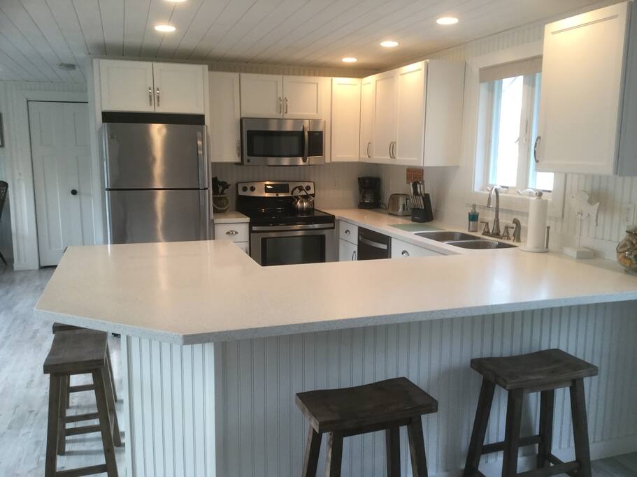 Well-equipped kitchen with counter seating for 4