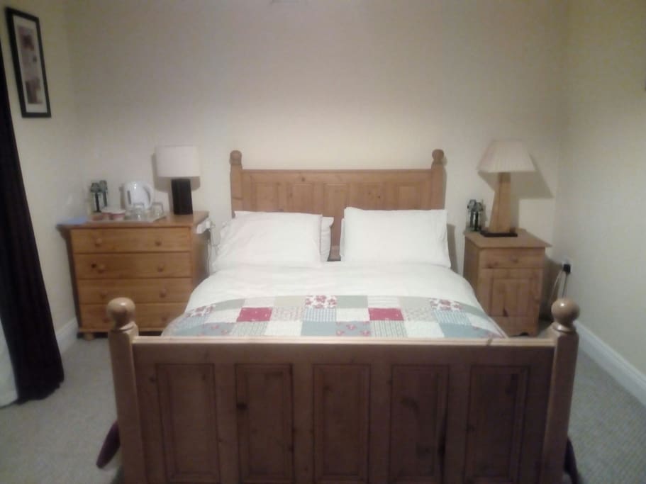 4ft 6" double bed. A very spacious room.
