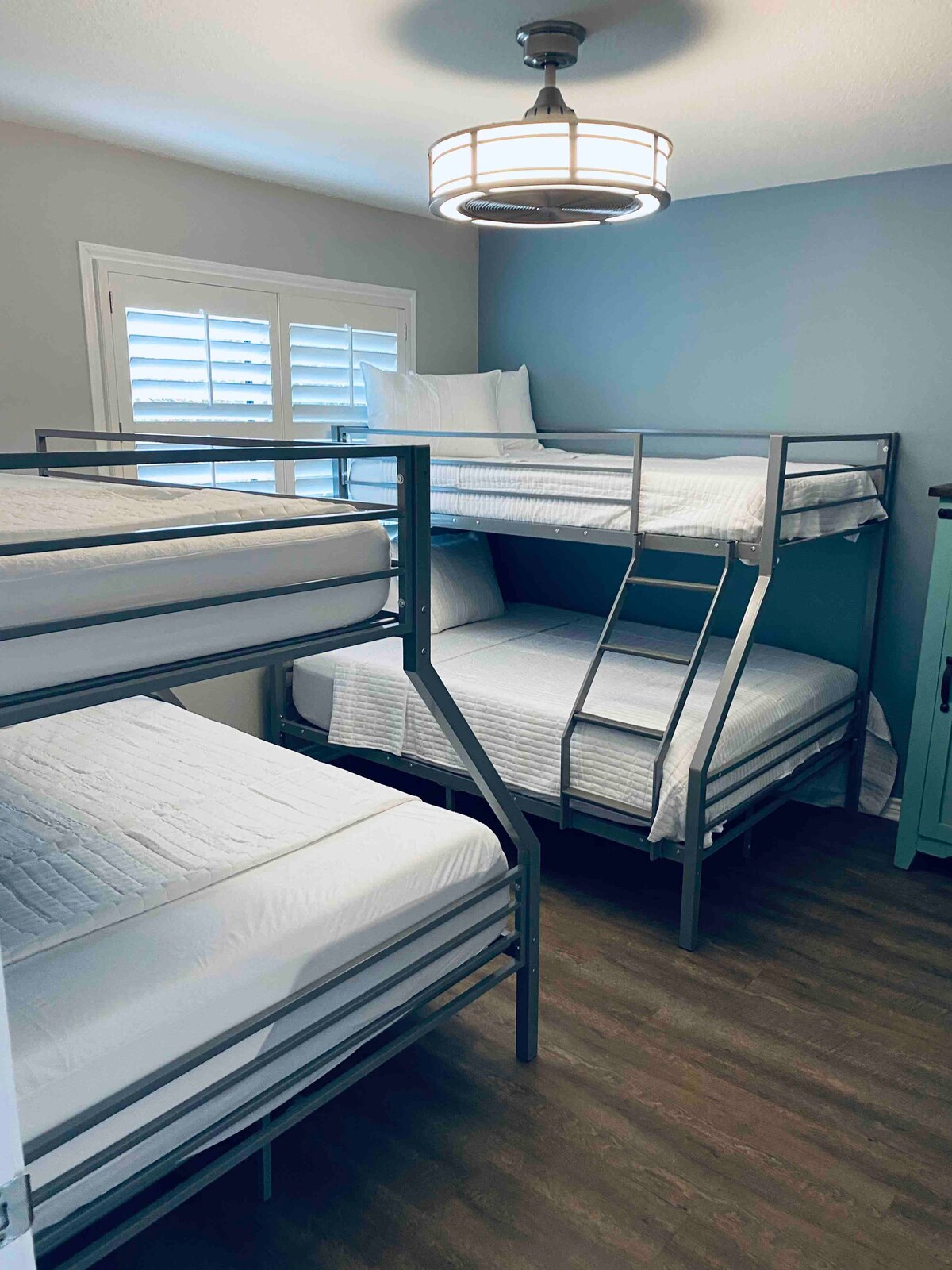 客房- （ 2 ）双层床；双人床，配备步入式衣柜和全功能卫生间