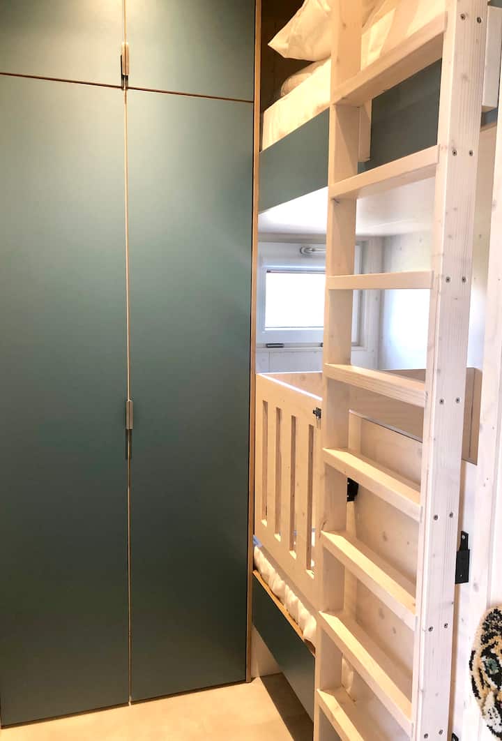 3号卧室配有双层床和舒适的床铺。如果需要，我们将为最年轻的房客放置照片中可见的木质框架。 如果不需要，就像2号房间一样，这是一张普通的双层床。