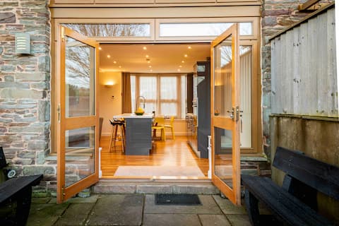 Bullrush Barn: Canal Location, Brecon Beacons