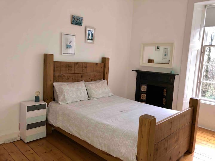King size wooden bed made from refurbished railway sleepers. Bright airy room with full use of wardrobe and chest of drawers.