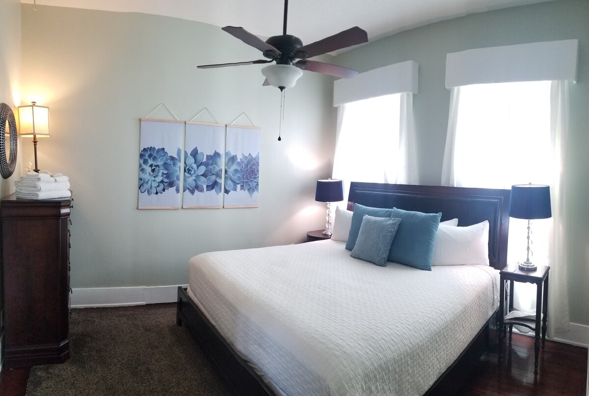 ขอต้อนรับสู่ห้องนอนคิงไซส์ ห้องพักผ่อนนี้เป็นสีสันของปราชญ์ที่เน้นสีน้ำเงิน  