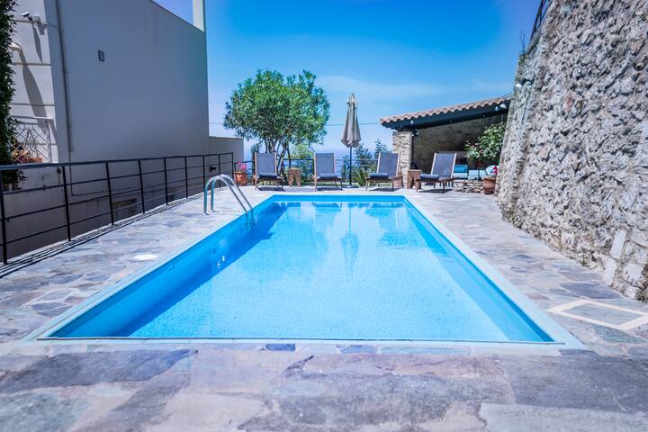 Charmful villa, stunning views,pool, hot tub & BBQ