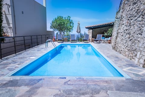Charmful villa, stunning views,pool, hot tub & BBQ